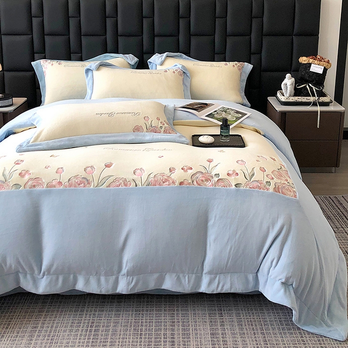 91家纺网 家纺一手货源 找家纺 家居1号家纺 2025新款230克A类全消光牛奶绒四件套-花海 花海-温馨蓝