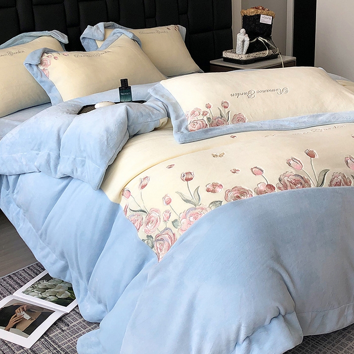 91家纺网 家纺一手货源 找家纺 家居1号家纺 2025新款230克A类全消光牛奶绒四件套-花海 花海-温馨蓝