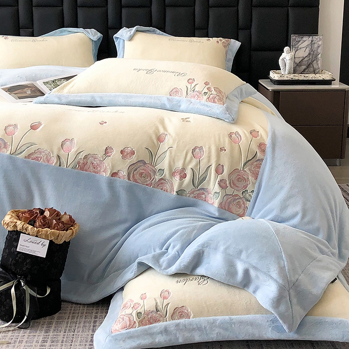 91家纺网 家纺一手货源 找家纺 家居1号家纺 2025新款230克A类全消光牛奶绒四件套-花海 花海-温馨蓝