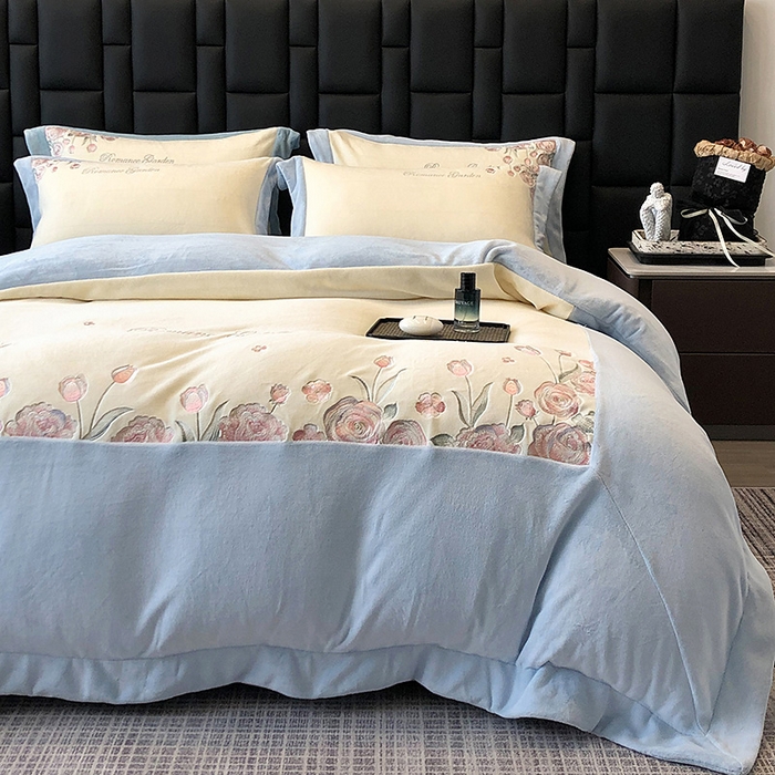 91家纺网 家纺一手货源 找家纺 家居1号家纺 2025新款230克A类全消光牛奶绒四件套-花海 花海-温馨蓝