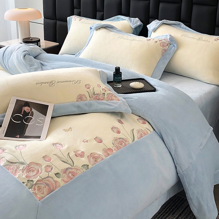 91家纺网 家纺一手货源 找家纺 家居1号家纺 2025新款230克A类全消光牛奶绒四件套-花海 花海-温馨蓝