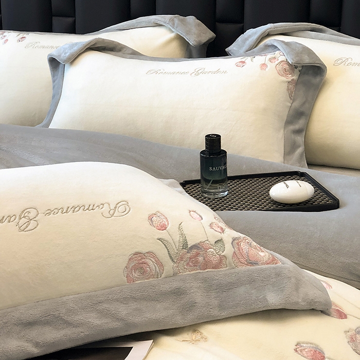 91家纺网 家纺一手货源 找家纺 家居1号家纺 2025新款230克A类全消光牛奶绒四件套-花海 花海-高级灰