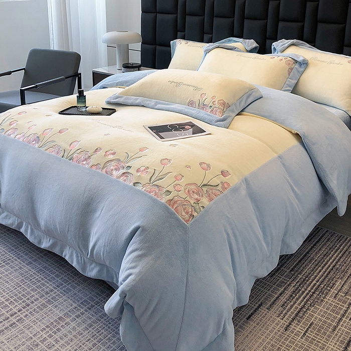 91家纺网 家纺一手货源 找家纺 家居1号家纺 2025新款230克A类全消光牛奶绒四件套-花海 花海-温馨蓝