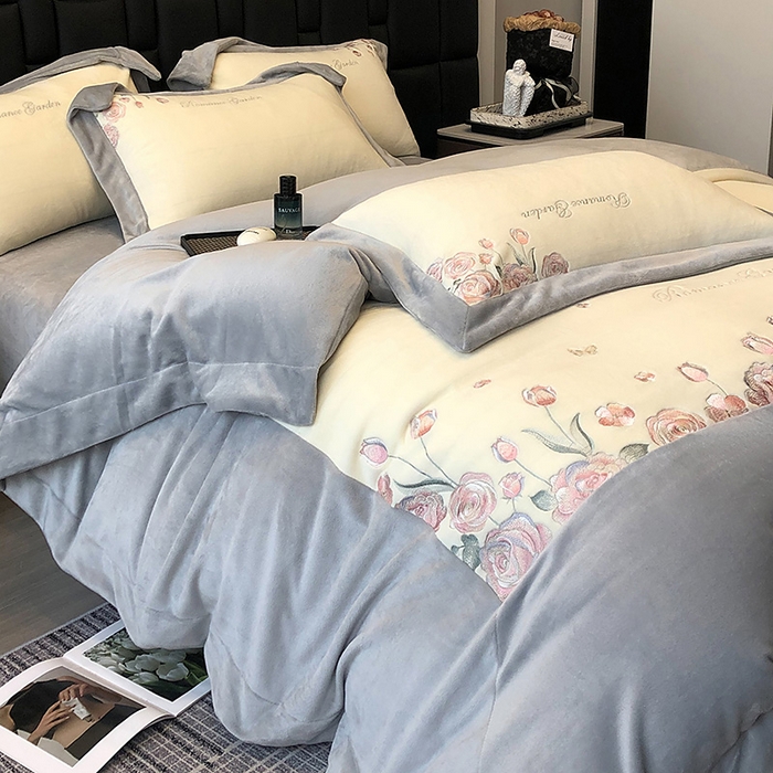 91家纺网 家纺一手货源 找家纺 家居1号家纺 2025新款230克A类全消光牛奶绒四件套-花海 花海-高级灰