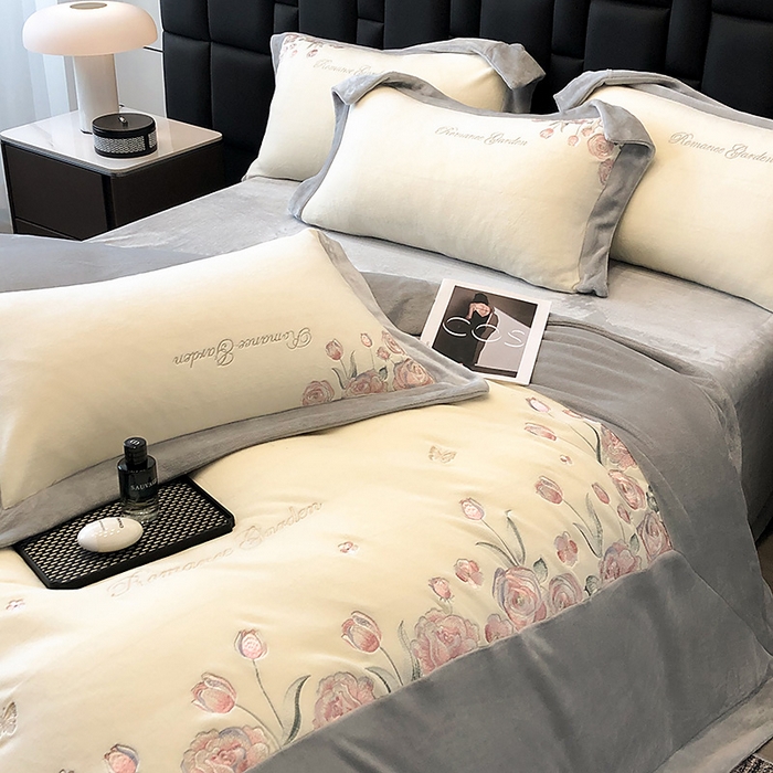 91家纺网 家纺一手货源 找家纺 家居1号家纺 2025新款230克A类全消光牛奶绒四件套-花海 花海-高级灰