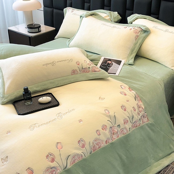 91家纺网 家纺一手货源 找家纺 家居1号家纺 2025新款230克A类全消光牛奶绒四件套-花海 花海-苹果绿