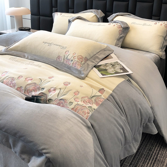 91家纺网 家纺一手货源 找家纺 家居1号家纺 2025新款230克A类全消光牛奶绒四件套-花海 花海-高级灰