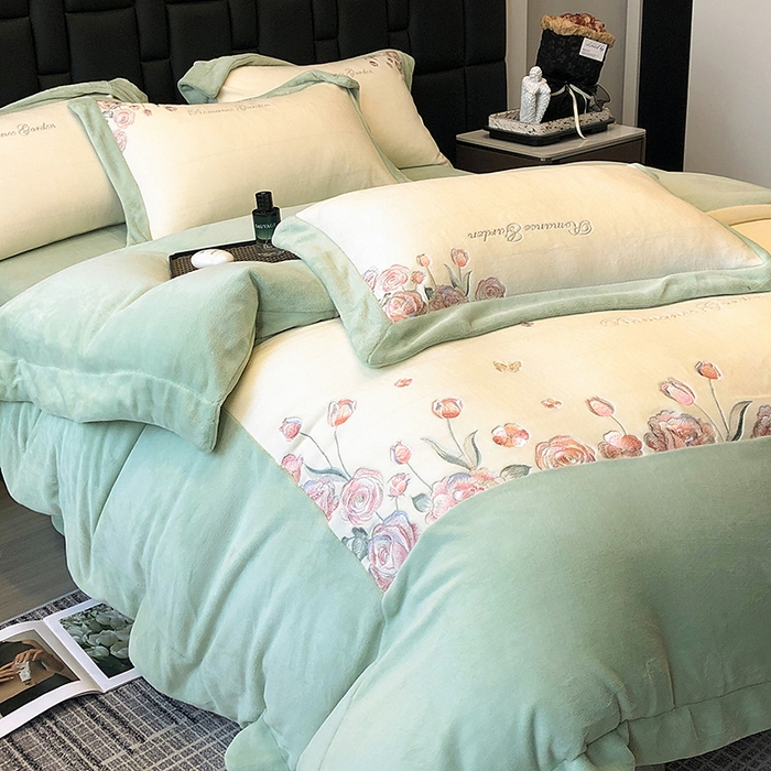 91家纺网 家纺一手货源 找家纺 家居1号家纺 2025新款230克A类全消光牛奶绒四件套-花海 花海-苹果绿