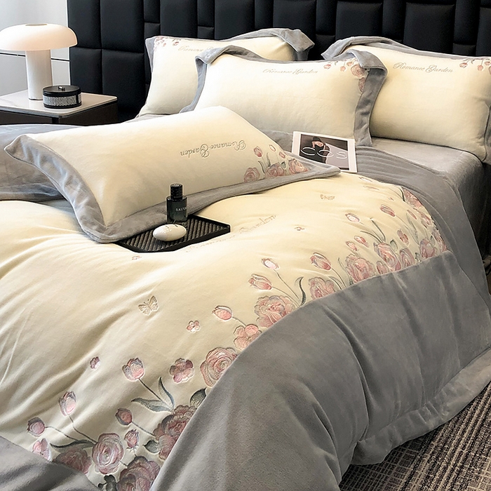 91家纺网 家纺一手货源 找家纺 家居1号家纺 2025新款230克A类全消光牛奶绒四件套-花海 花海-高级灰