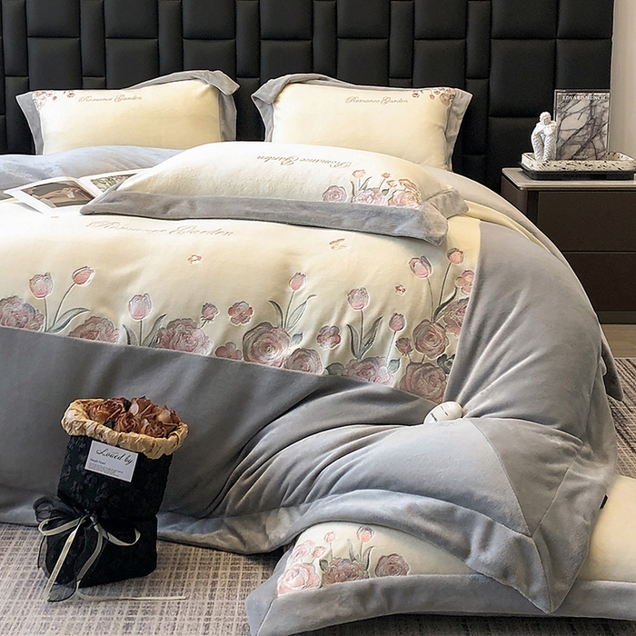 91家纺网 家纺一手货源 找家纺 家居1号家纺 2025新款230克A类全消光牛奶绒四件套-花海 花海-高级灰