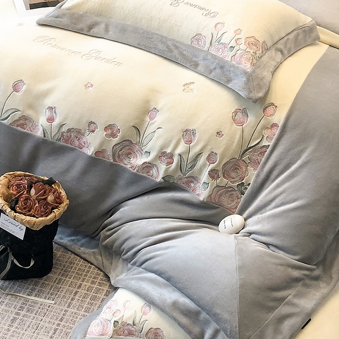91家纺网 家纺一手货源 找家纺 家居1号家纺 2025新款230克A类全消光牛奶绒四件套-花海 花海-高级灰