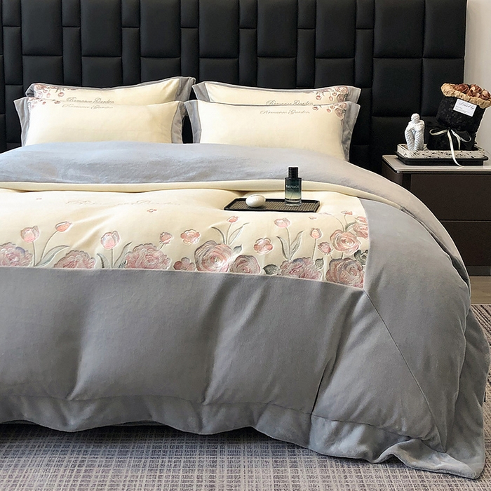 91家纺网 家纺一手货源 找家纺 家居1号家纺 2025新款230克A类全消光牛奶绒四件套-花海 花海-高级灰