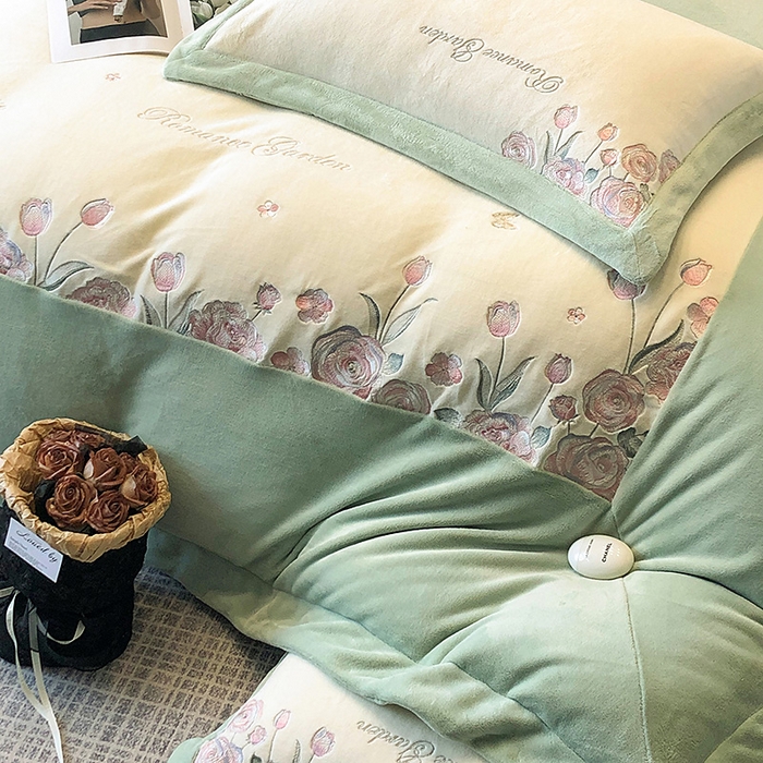 91家纺网 家纺一手货源 找家纺 家居1号家纺 2025新款230克A类全消光牛奶绒四件套-花海 花海-苹果绿