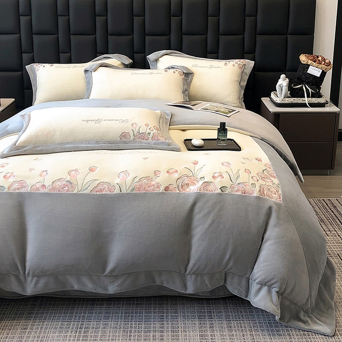 91家纺网 家纺一手货源 找家纺 家居1号家纺 2025新款230克A类全消光牛奶绒四件套-花海 花海-高级灰