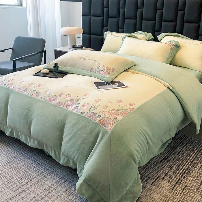 91家纺网 家纺一手货源 找家纺 家居1号家纺 2025新款230克A类全消光牛奶绒四件套-花海 花海-苹果绿