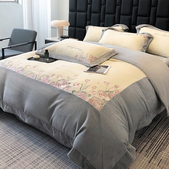 91家纺网 家纺一手货源 找家纺 家居1号家纺 2025新款230克A类全消光牛奶绒四件套-花海 花海-高级灰