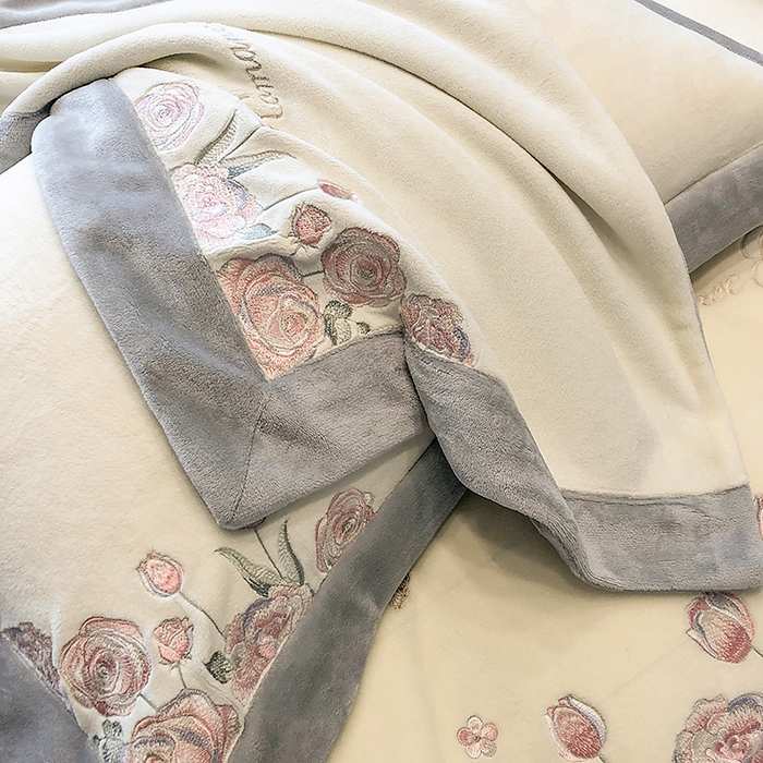 91家纺网 家纺一手货源 找家纺 家居1号家纺 2025新款230克A类全消光牛奶绒四件套-花海 花海-高级灰