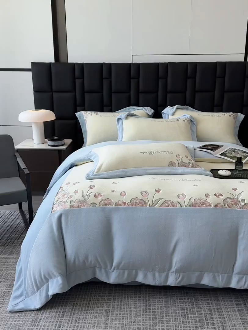 91家纺网 家纺一手货源 找家纺 家居1号家纺 2025新款230克A类全消光牛奶绒四件套-花海 花海-温馨蓝