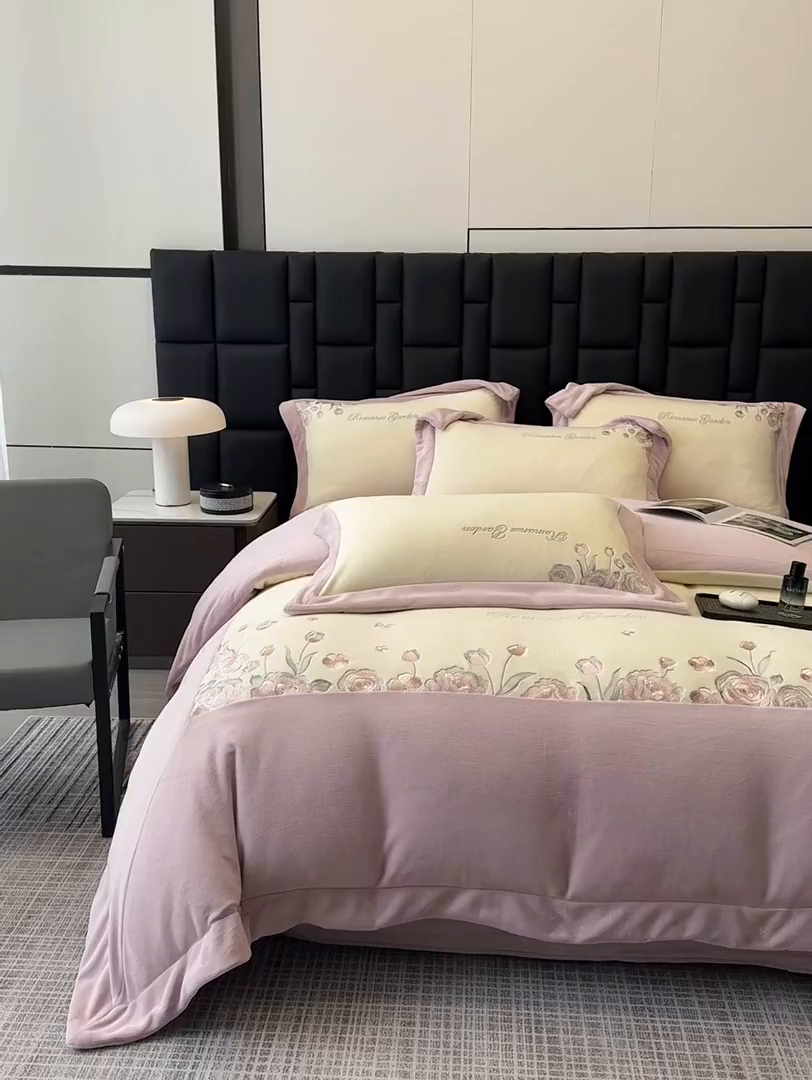 91家纺网 家纺一手货源 找家纺 家居1号家纺 2025新款230克A类全消光牛奶绒四件套-花海 花海-粉豆沙