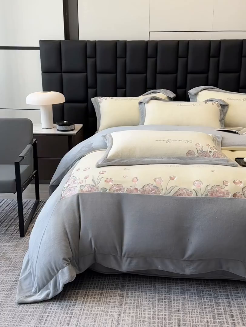 91家纺网 家纺一手货源 找家纺 家居1号家纺 2025新款230克A类全消光牛奶绒四件套-花海 花海-高级灰