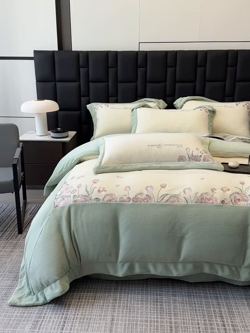 91家纺网 家纺一手货源 找家纺 家居1号家纺 2025新款230克A类全消光牛奶绒四件套-花海 花海-苹果绿