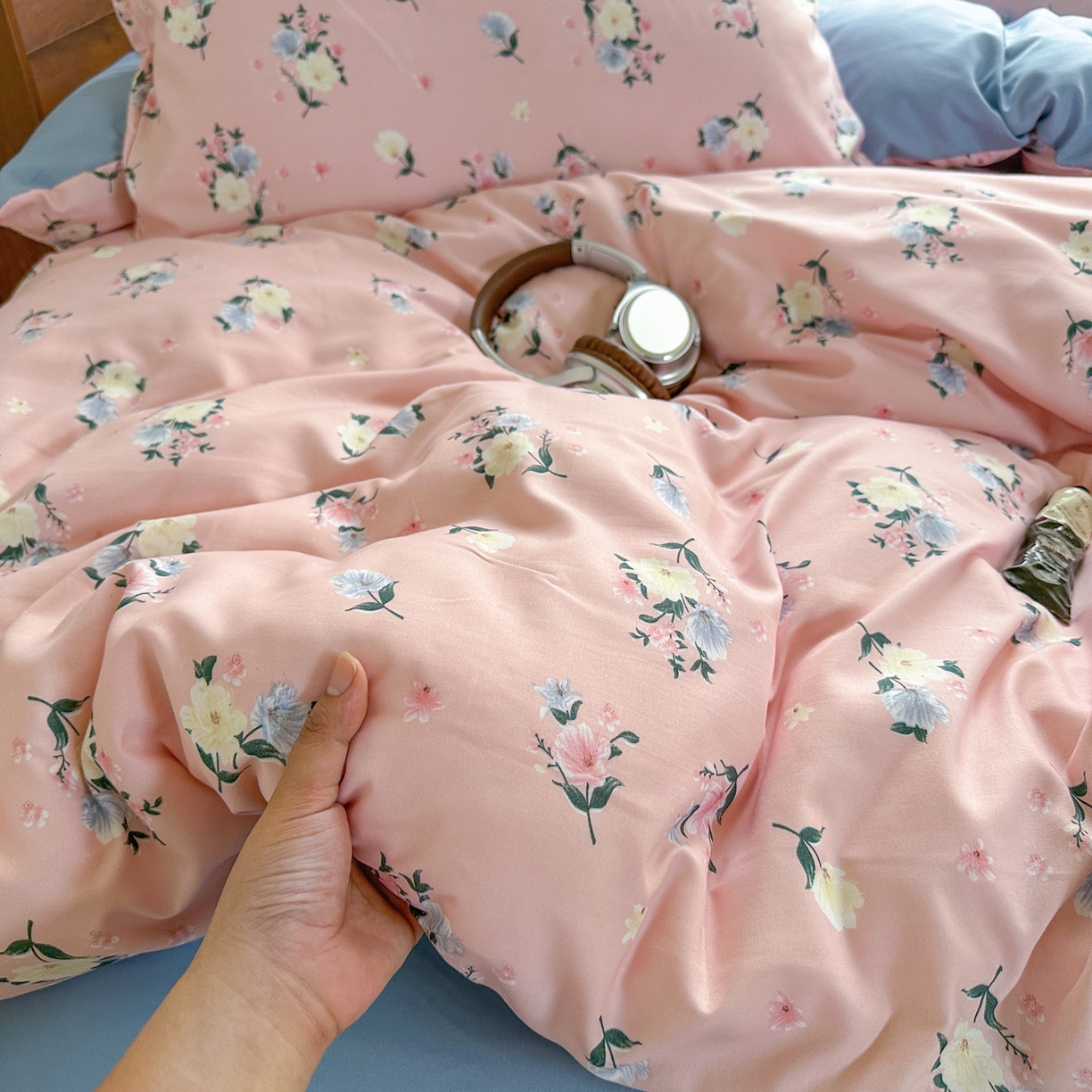 91家纺网 家纺一手货源 找家纺 曼璐家纺 2025新款碎花双拼水洗棉四件套学生宿舍三件套单双人被套和床笠款-床单床笠套件 静香-粉