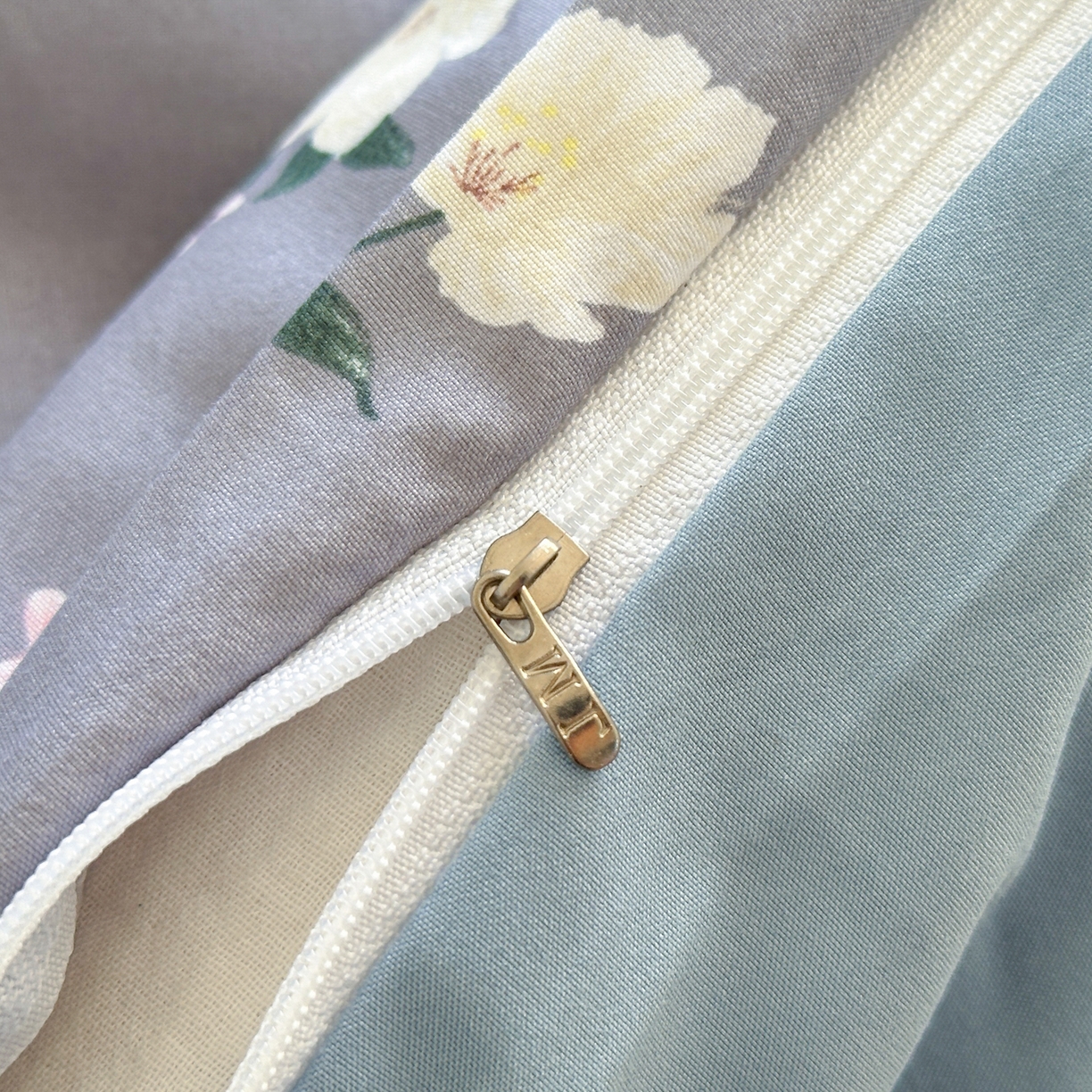 91家纺网 家纺一手货源 找家纺 曼璐家纺 2025新款碎花双拼水洗棉四件套学生宿舍三件套单双人被套和床笠款-床单床笠套件 静香-灰