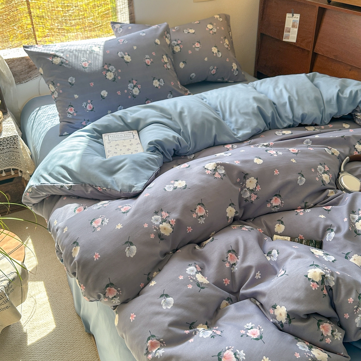 91家纺网 家纺一手货源 找家纺 曼璐家纺 2025新款碎花双拼水洗棉四件套学生宿舍三件套单双人被套和床笠款-床单床笠套件 静香-灰