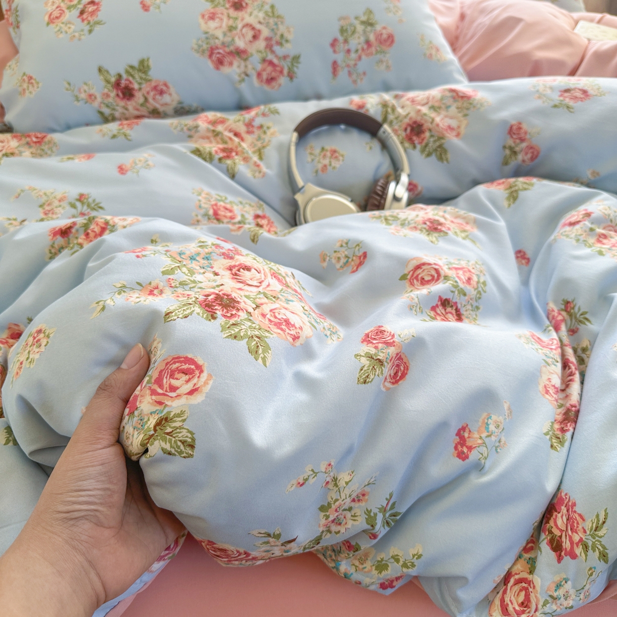 91家纺网 家纺一手货源 找家纺 曼璐家纺 2025新款碎花双拼水洗棉四件套学生宿舍三件套单双人被套和床笠款-床单床笠套件 莱茵湖-蓝