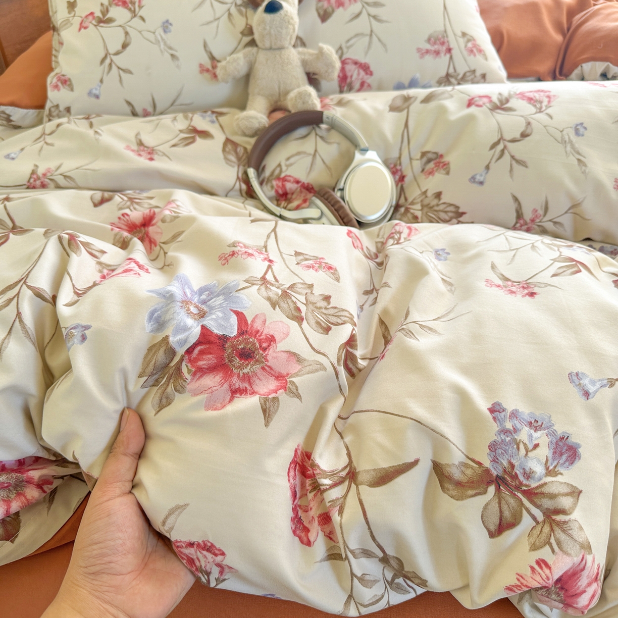 91家纺网 家纺一手货源 找家纺 曼璐家纺 2025新款碎花双拼水洗棉四件套学生宿舍三件套单双人被套和床笠款-床单床笠套件 玫瑰之约