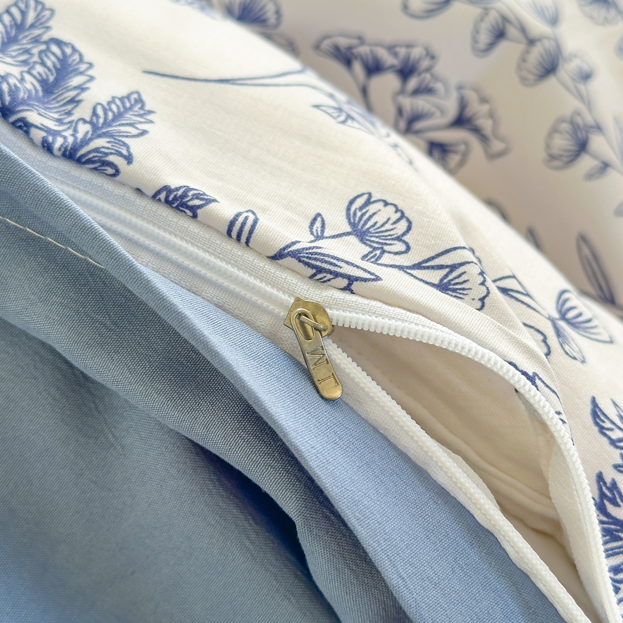 91家纺网 家纺一手货源 找家纺 曼璐家纺 2025新款碎花双拼水洗棉四件套学生宿舍三件套单双人被套和床笠款-床单床笠套件 深情-蓝