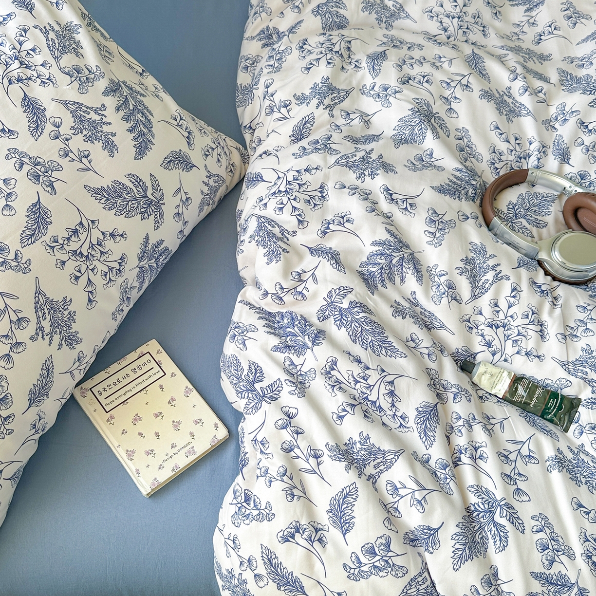 91家纺网 家纺一手货源 找家纺 曼璐家纺 2025新款碎花双拼水洗棉四件套学生宿舍三件套单双人被套和床笠款-床单床笠套件 深情-蓝