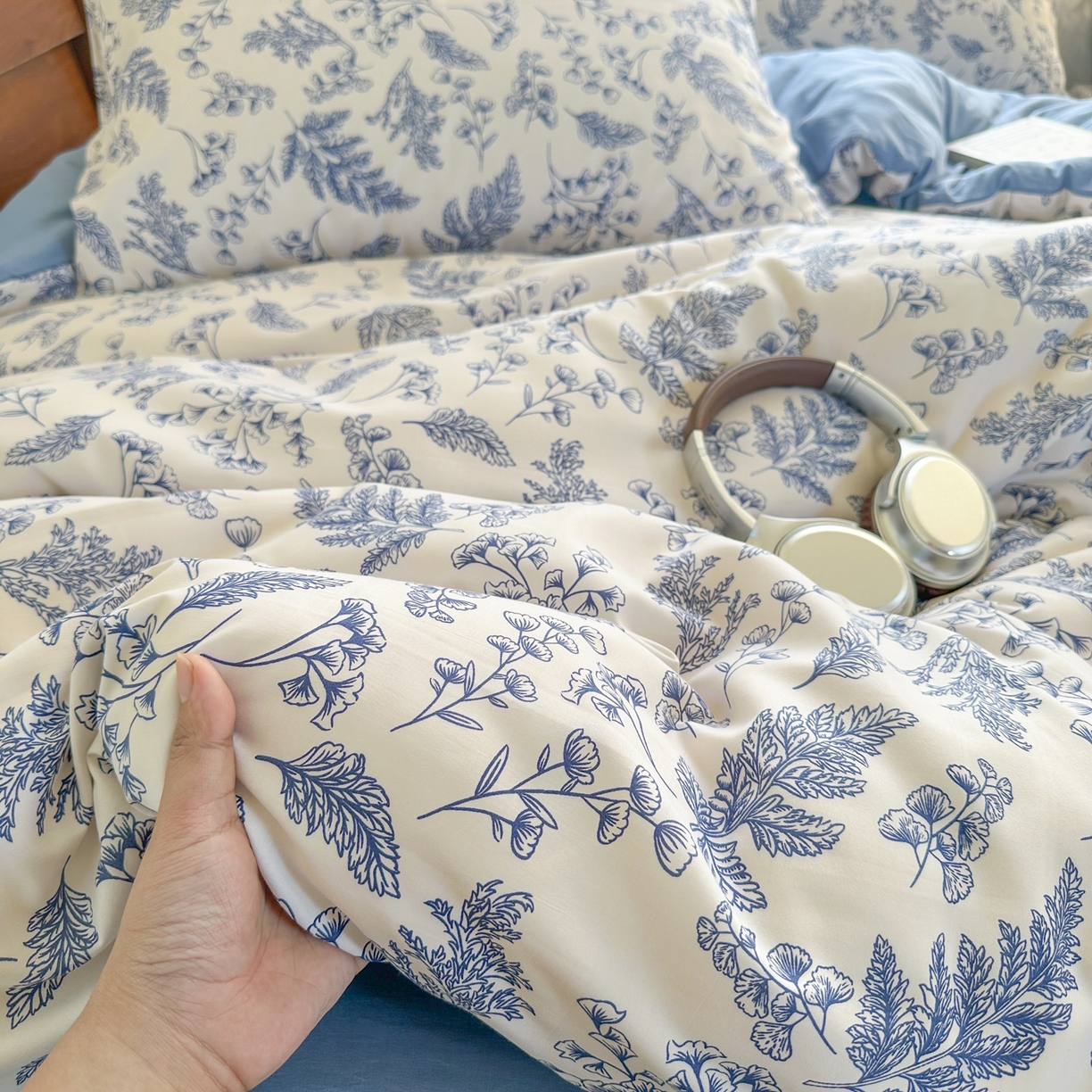 91家纺网 家纺一手货源 找家纺 曼璐家纺 2025新款碎花双拼水洗棉四件套学生宿舍三件套单双人被套和床笠款-床单床笠套件 深情-蓝