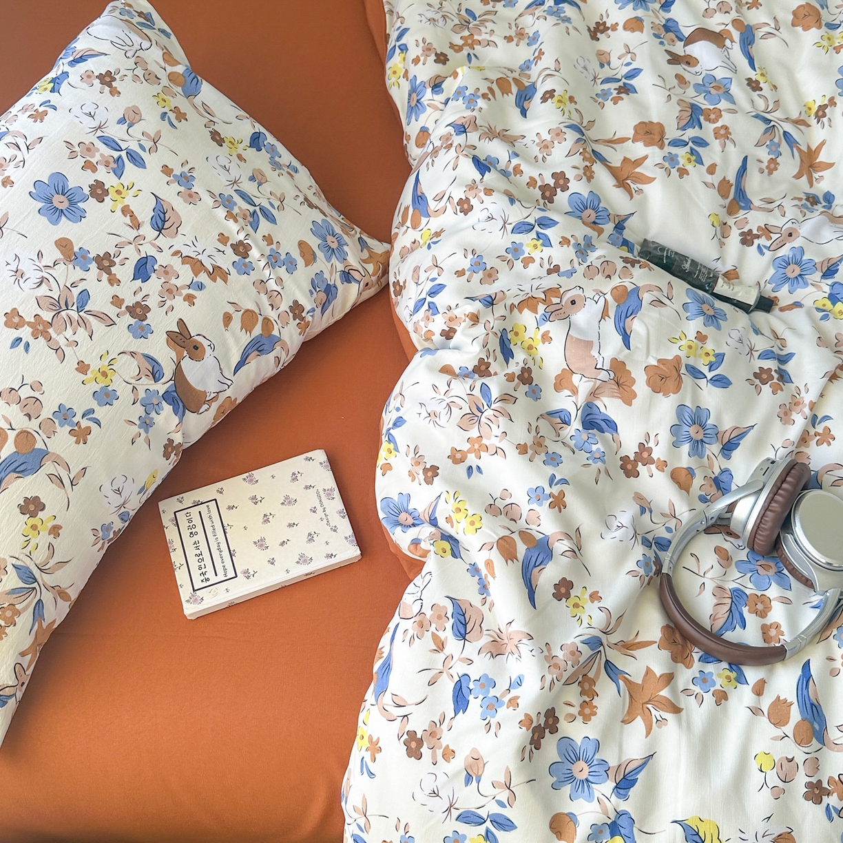 91家纺网 家纺一手货源 找家纺 曼璐家纺 2025新款碎花双拼水洗棉四件套学生宿舍三件套单双人被套和床笠款-床单床笠套件 田间美好