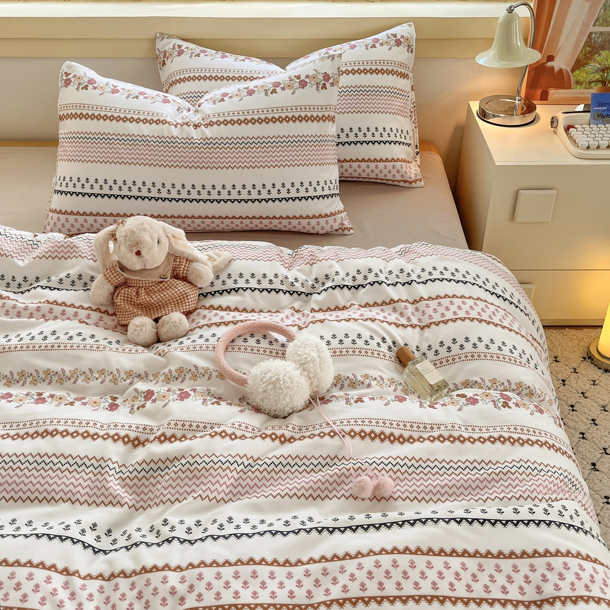 91家纺网 家纺一手货源 找家纺 曼璐家纺 2025新款碎花双拼水洗棉四件套学生宿舍三件套单双人被套和床笠款-床单床笠套件 逐梦