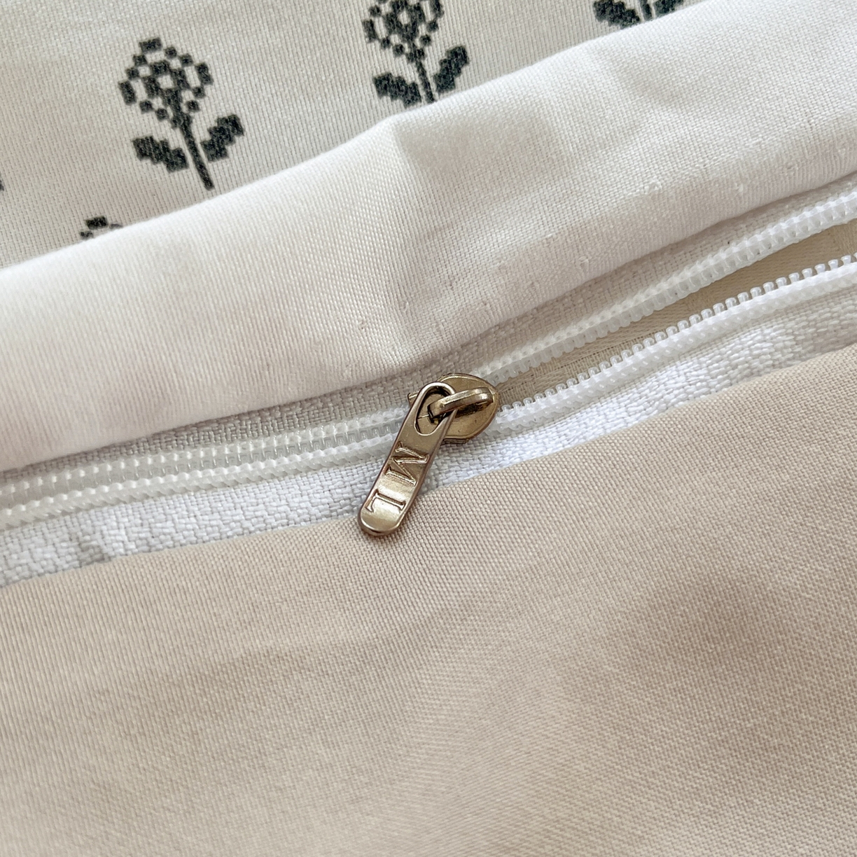 91家纺网 家纺一手货源 找家纺 曼璐家纺 2025新款碎花双拼水洗棉四件套学生宿舍三件套单双人被套和床笠款-床单床笠套件 逐梦