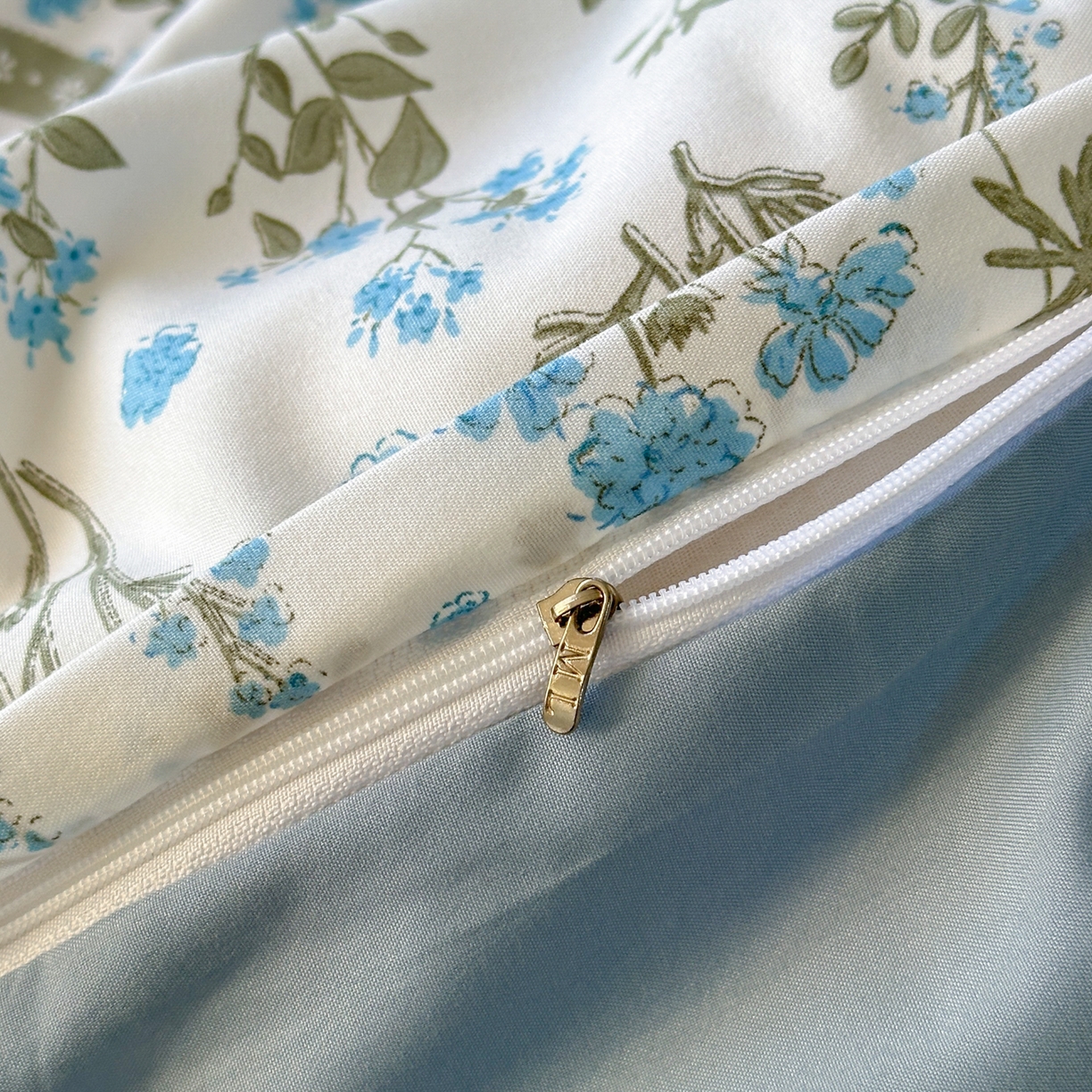 91家纺网 家纺一手货源 找家纺 曼璐家纺 2025新款碎花双拼水洗棉四件套学生宿舍三件套单双人被套和床笠款单被套 假日-蓝