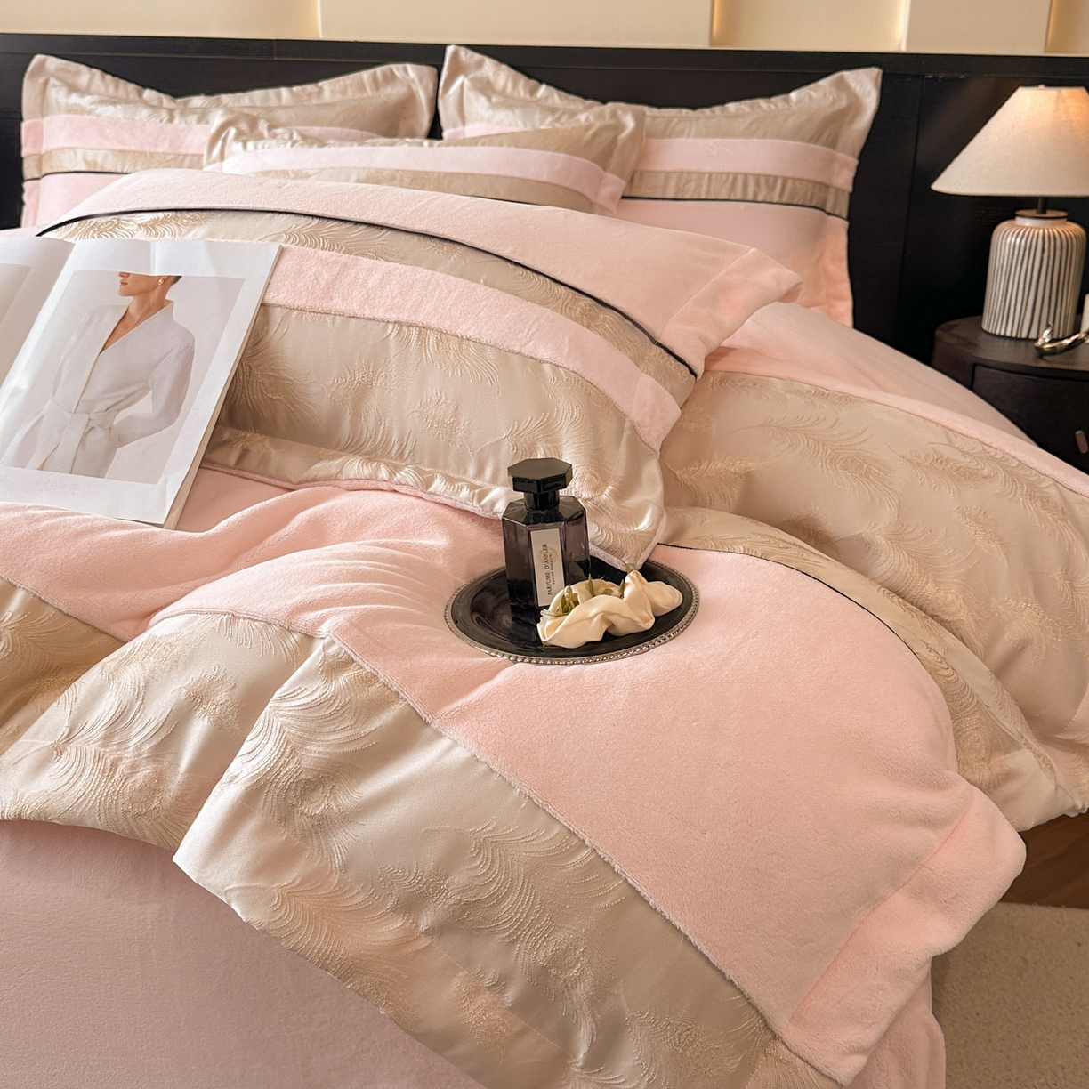 91家纺网 家纺一手货源 找家纺 （总）博纳家纺 2025新款加厚牛奶绒雕花刺绣拼角四件套-羽皇 控价劵后168（严格按控价来）