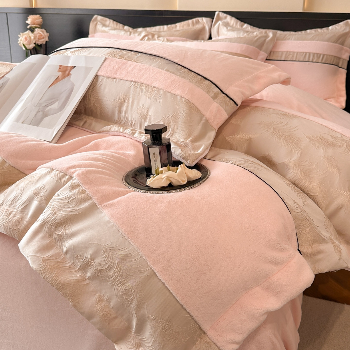 91家纺网 家纺一手货源 找家纺 博纳家纺 2025新款加厚牛奶绒雕花刺绣拼角四件套-羽皇 控价劵后168（严格按控价来） 羽皇-粉玉