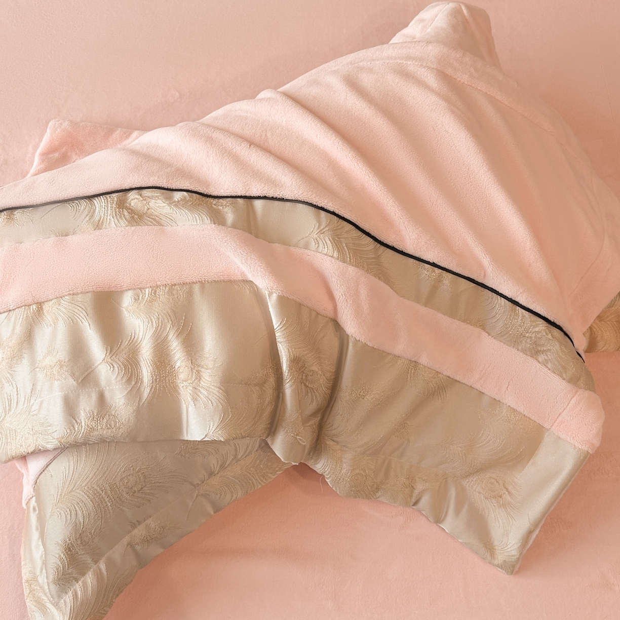 91家纺网 家纺一手货源 找家纺 博纳家纺 2025新款加厚牛奶绒雕花刺绣拼角四件套-羽皇 控价劵后168（严格按控价来） 羽皇-粉玉