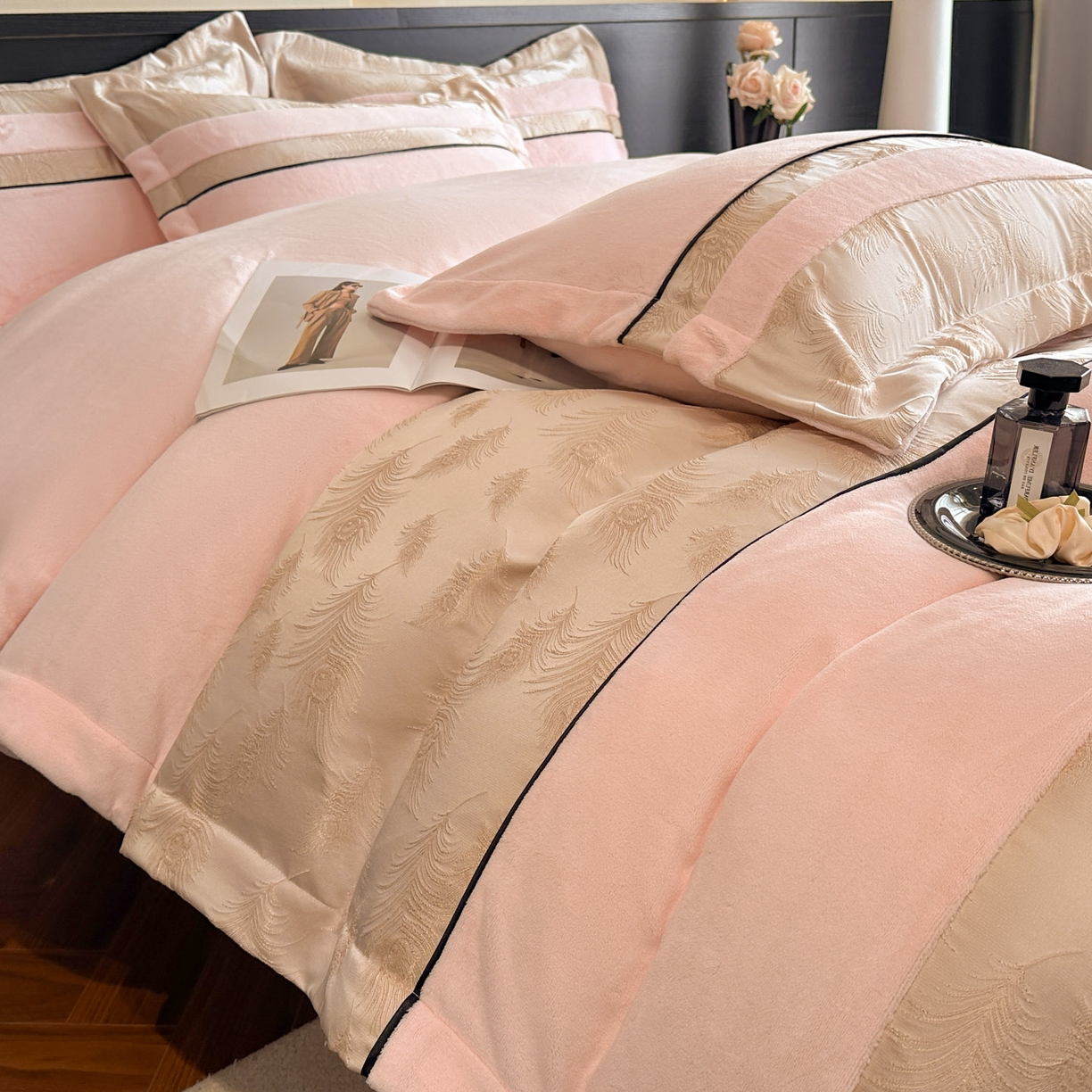 91家纺网 家纺一手货源 找家纺 博纳家纺 2025新款加厚牛奶绒雕花刺绣拼角四件套-羽皇 控价劵后168（严格按控价来） 羽皇-粉玉