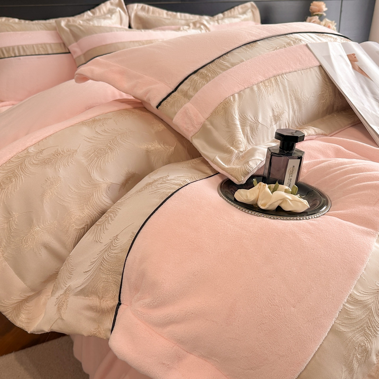 91家纺网 家纺一手货源 找家纺 博纳家纺 2025新款加厚牛奶绒雕花刺绣拼角四件套-羽皇 控价劵后168（严格按控价来） 羽皇-粉玉