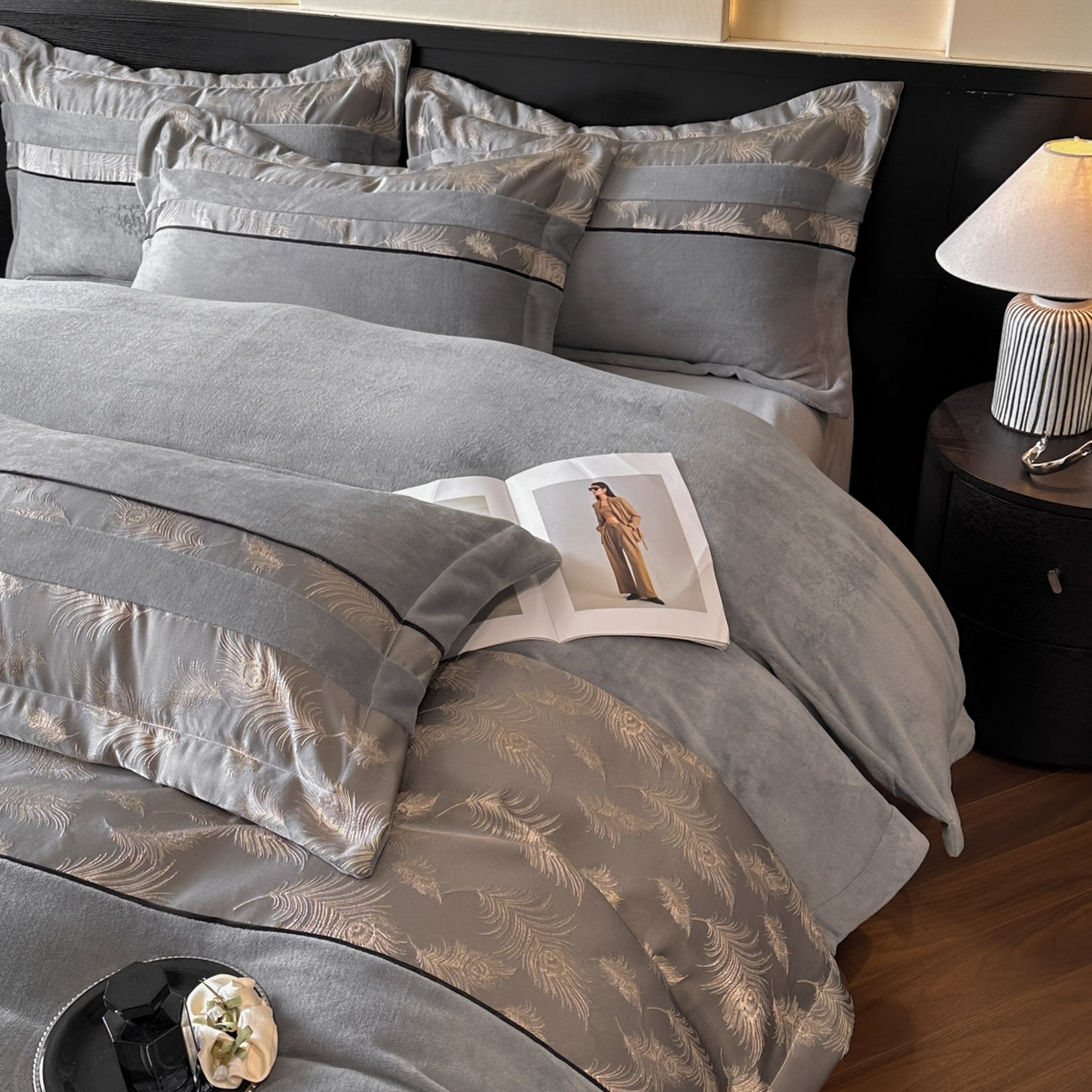91家纺网 家纺一手货源 找家纺 博纳家纺 2025新款加厚牛奶绒雕花刺绣拼角四件套-羽皇 控价劵后168（严格按控价来） 羽皇-绅士灰