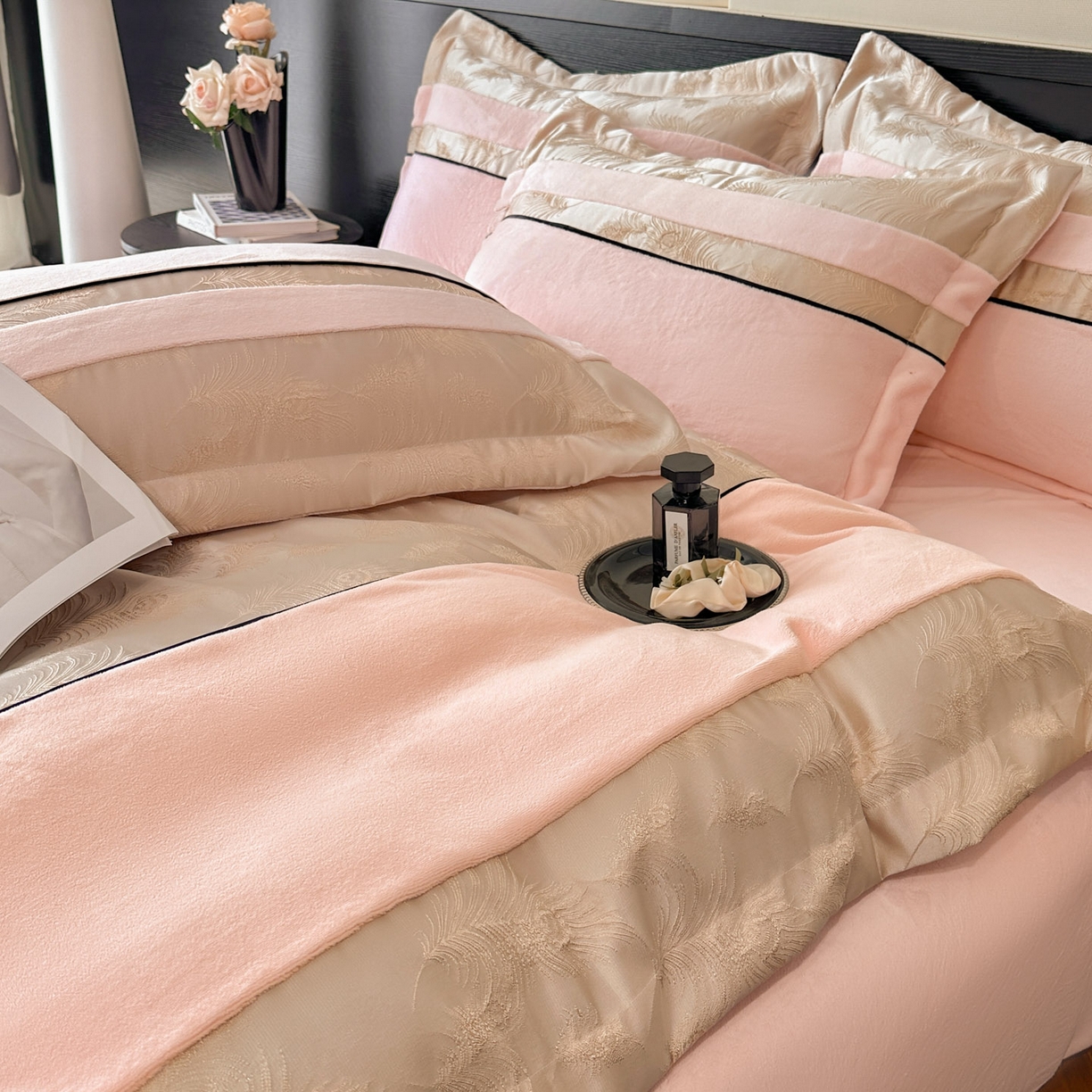 91家纺网 家纺一手货源 找家纺 博纳家纺 2025新款加厚牛奶绒雕花刺绣拼角四件套-羽皇 控价劵后168（严格按控价来） 羽皇-粉玉