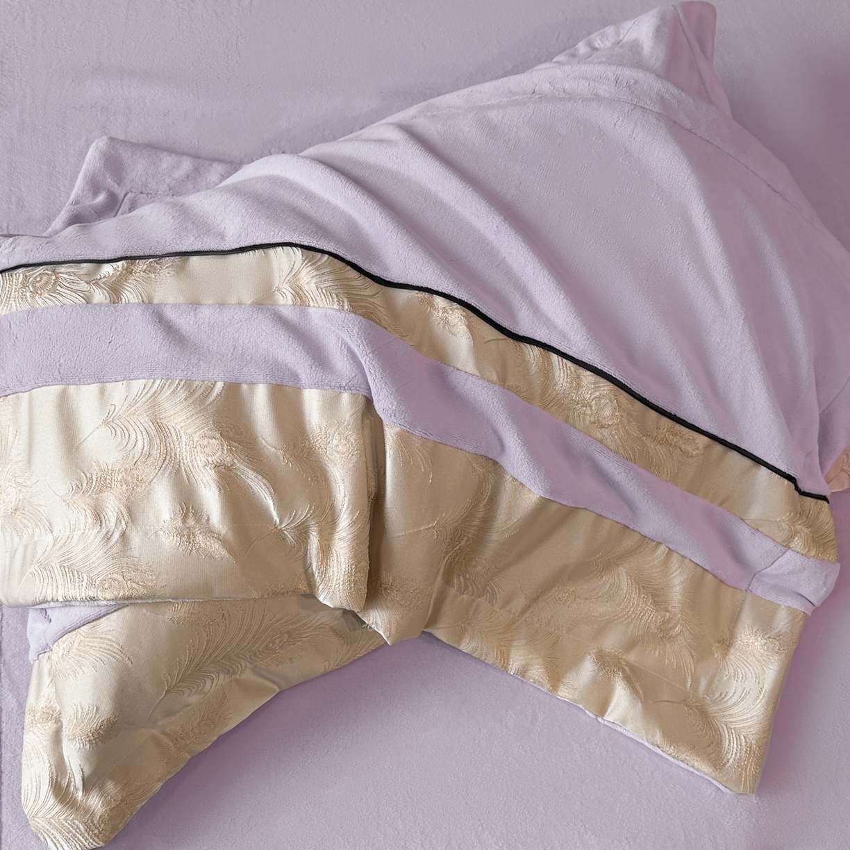 91家纺网 家纺一手货源 找家纺 博纳家纺 2025新款加厚牛奶绒雕花刺绣拼角四件套-羽皇 控价劵后168（严格按控价来） 羽皇-浅紫