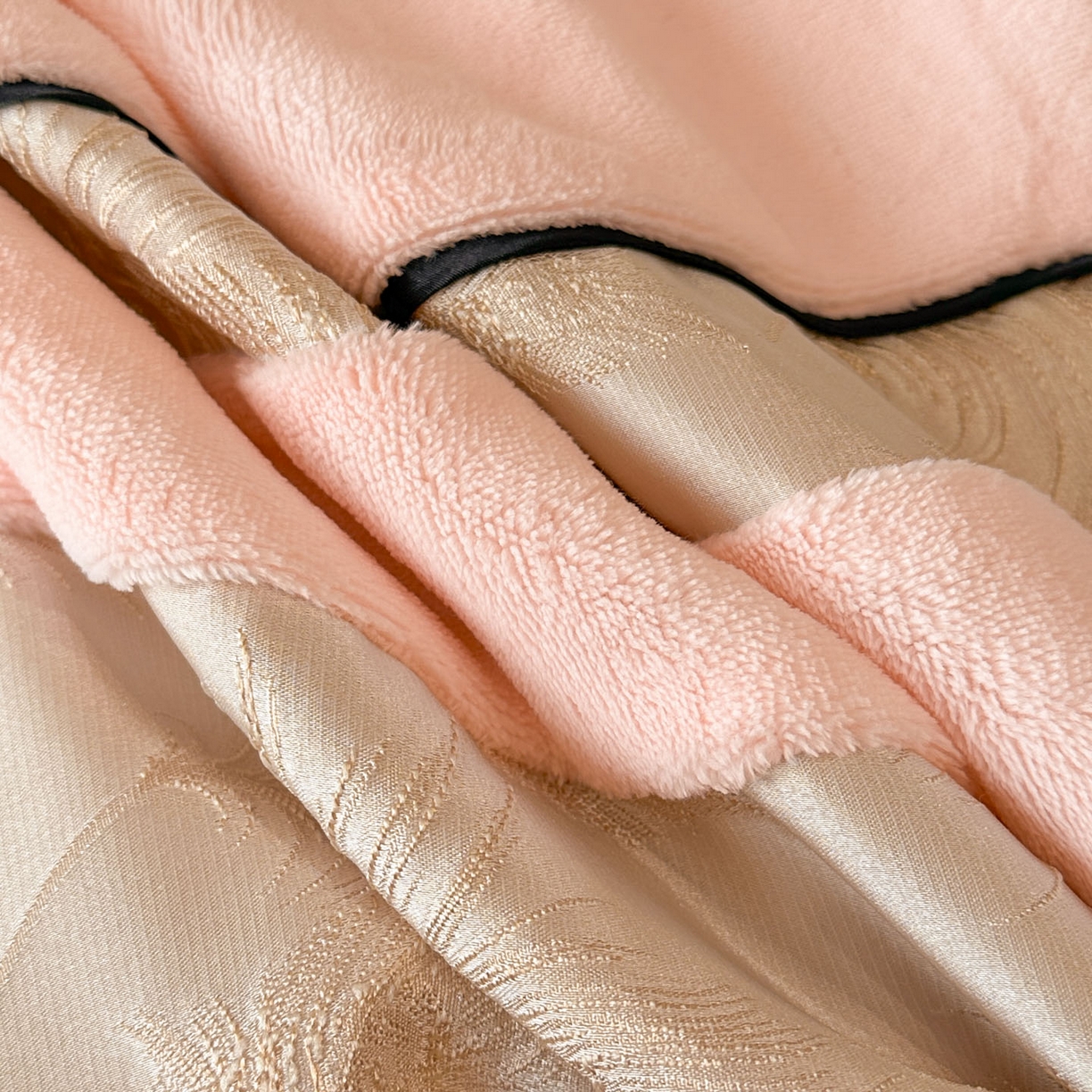 91家纺网 家纺一手货源 找家纺 博纳家纺 2025新款加厚牛奶绒雕花刺绣拼角四件套-羽皇 控价劵后168（严格按控价来） 羽皇-粉玉