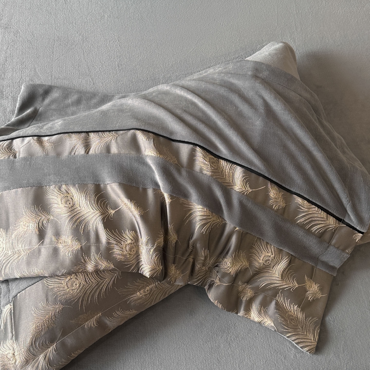 91家纺网 家纺一手货源 找家纺 博纳家纺 2025新款加厚牛奶绒雕花刺绣拼角四件套-羽皇 控价劵后168（严格按控价来） 羽皇-绅士灰