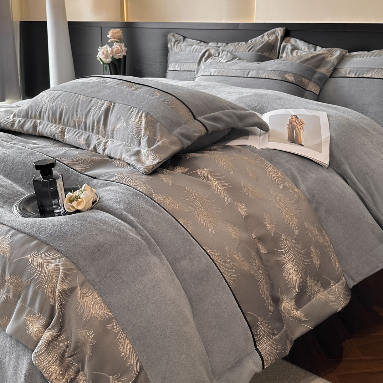 91家纺网 家纺一手货源 找家纺 博纳家纺 2025新款加厚牛奶绒雕花刺绣拼角四件套-羽皇 控价劵后168（严格按控价来） 羽皇-绅士灰