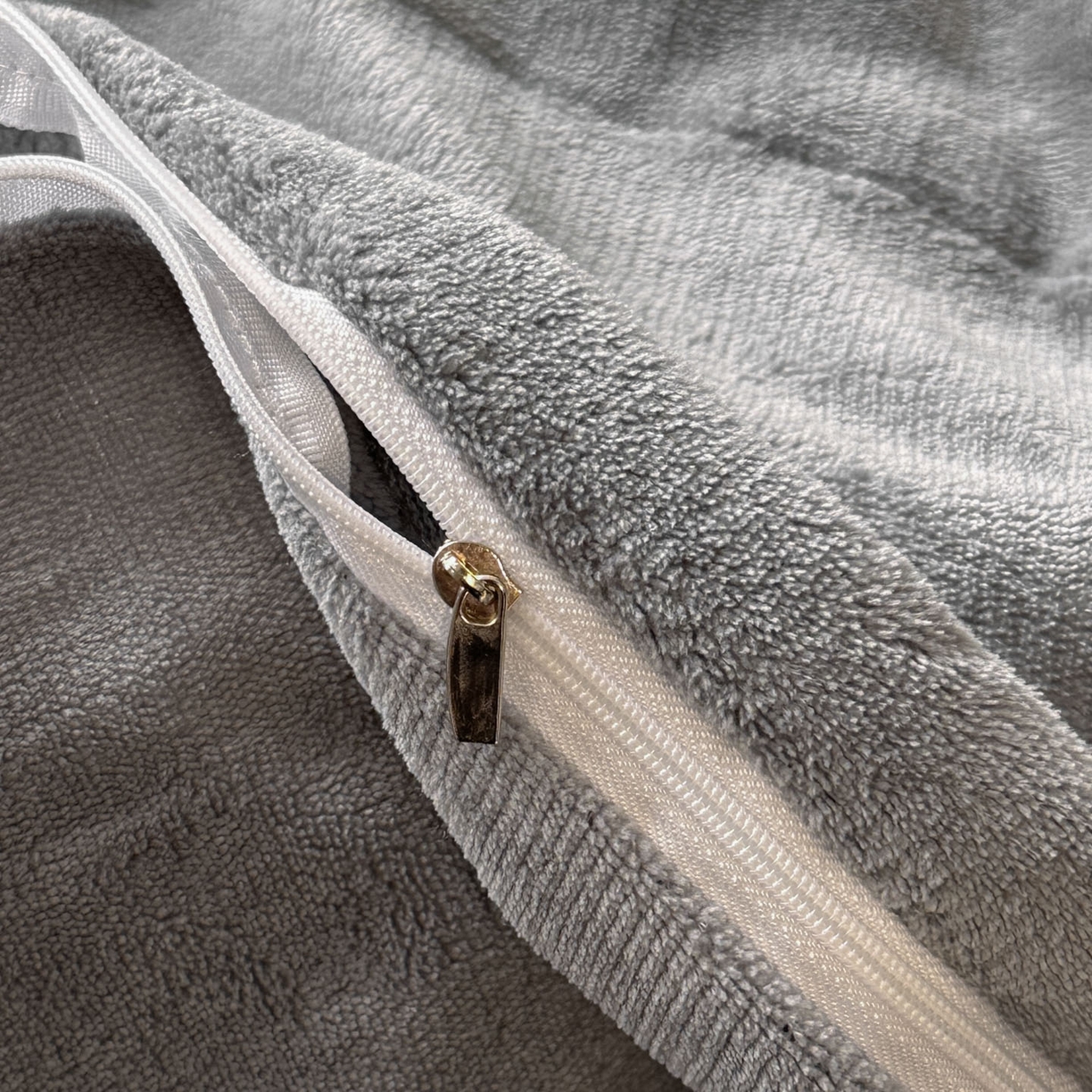 91家纺网 家纺一手货源 找家纺 博纳家纺 2025新款加厚牛奶绒雕花刺绣拼角四件套-羽皇 控价劵后168（严格按控价来） 羽皇-绅士灰