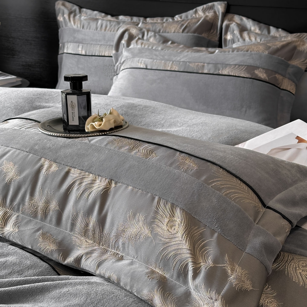 91家纺网 家纺一手货源 找家纺 博纳家纺 2025新款加厚牛奶绒雕花刺绣拼角四件套-羽皇 控价劵后168（严格按控价来） 羽皇-绅士灰